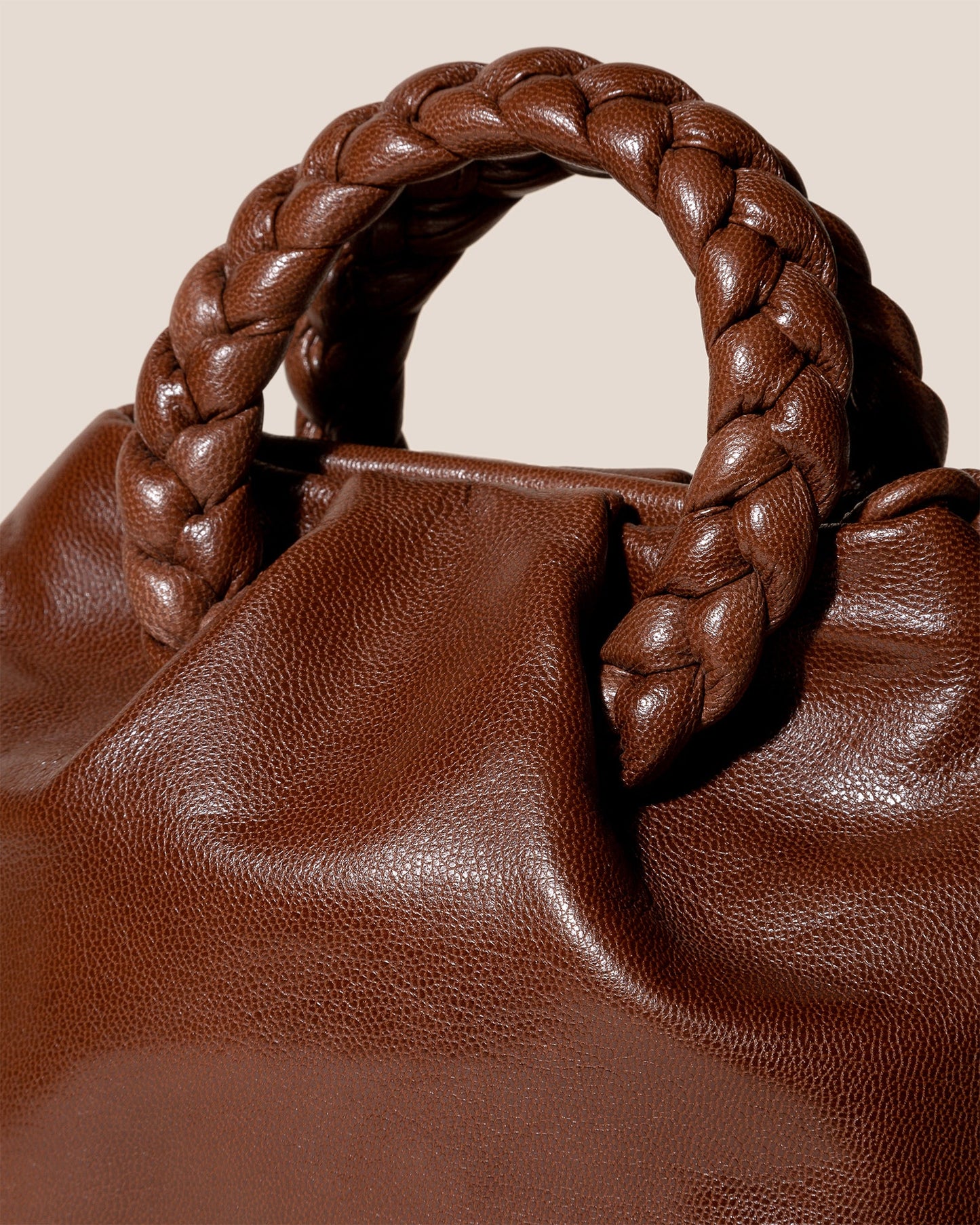 Hereu BOMBON M SUPPLE SHINY - Medium Plaited-handle Leather Handbag