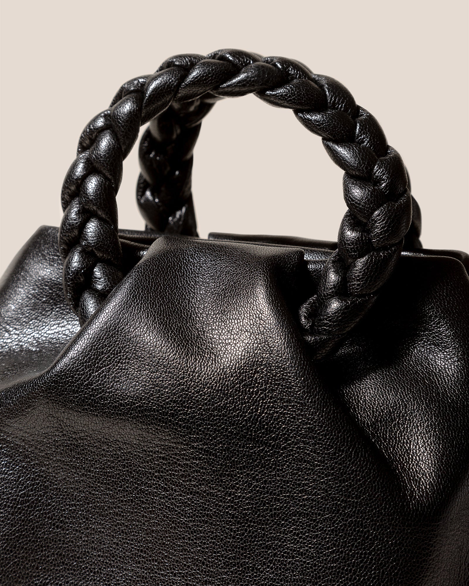 Hereu BOMBON M SUPPLE SHINY - Medium Plaited-handle Leather Handbag