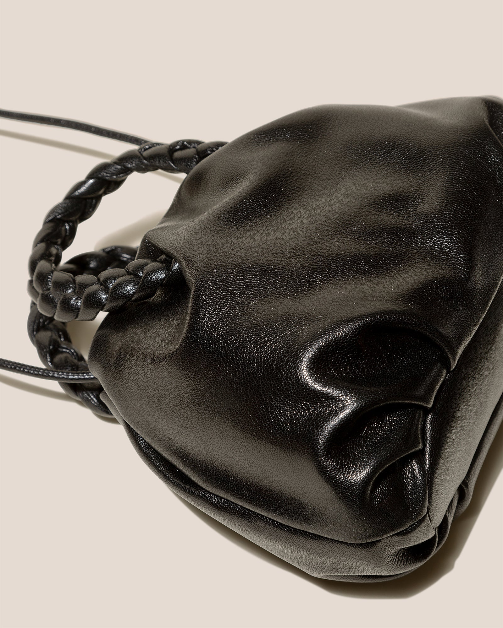 Hereu BOMBON M SUPPLE SHINY - Medium Plaited-handle Leather Handbag